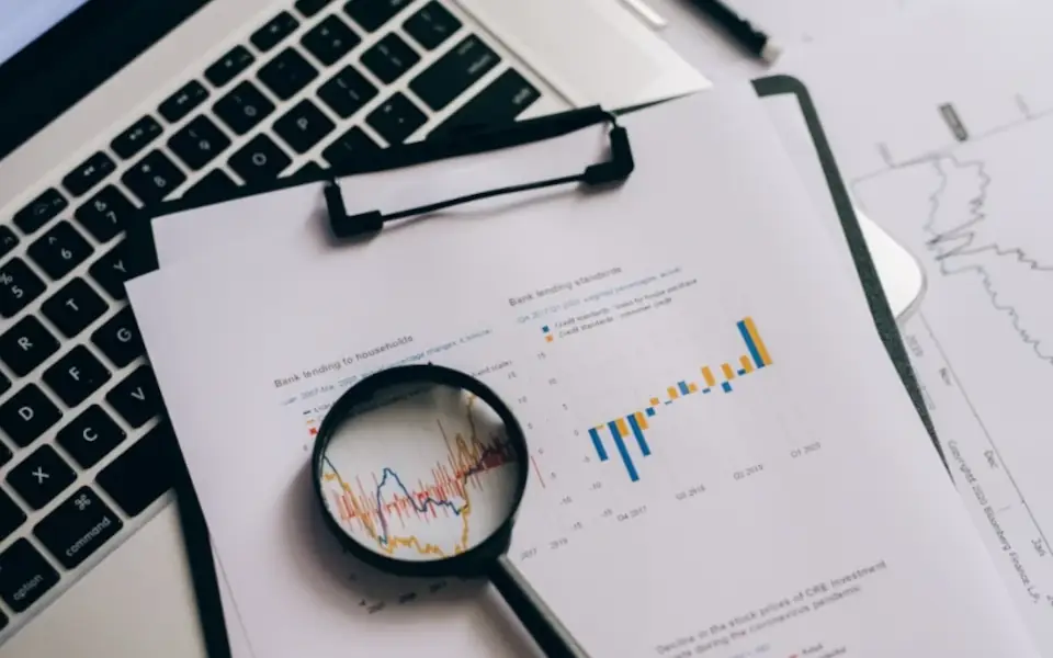 Cómo realizar un análisis de regresión para los resultados de una campaña publicitaria